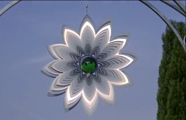 Grüne Kugel mit Blüte