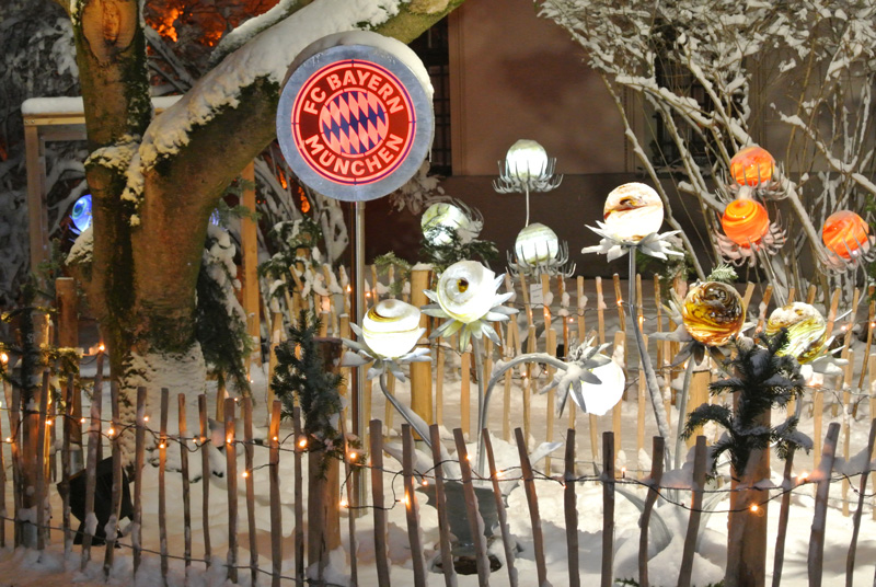 Romantischer Weihnachtsmarkt Metallblumen und Dekosäulen